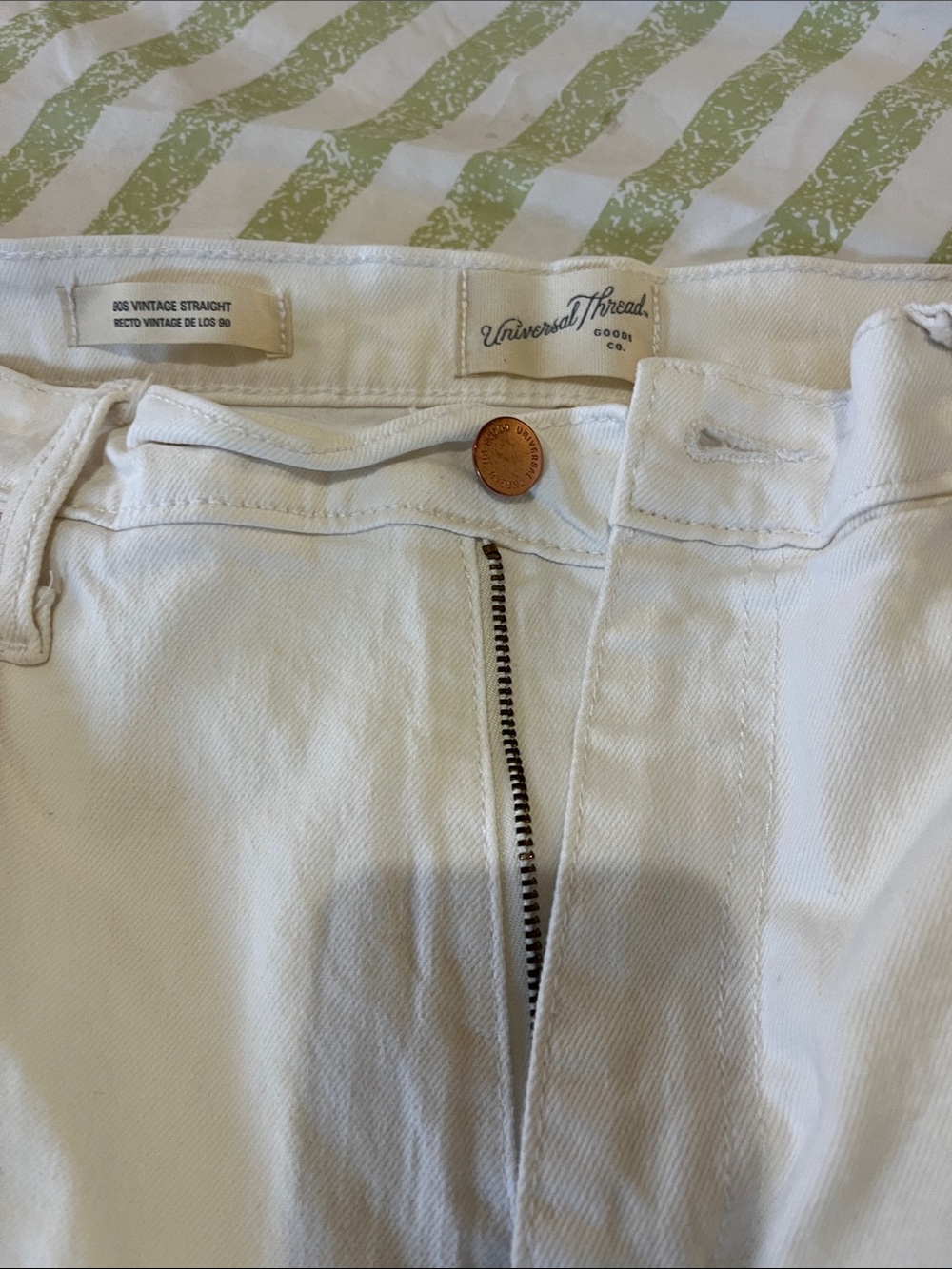 Universal Thread White skinny Leg Women’s Jeans inseam 31. High waisted